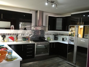 puertas alto Brillo chocolate con cubiertas de corian blanco